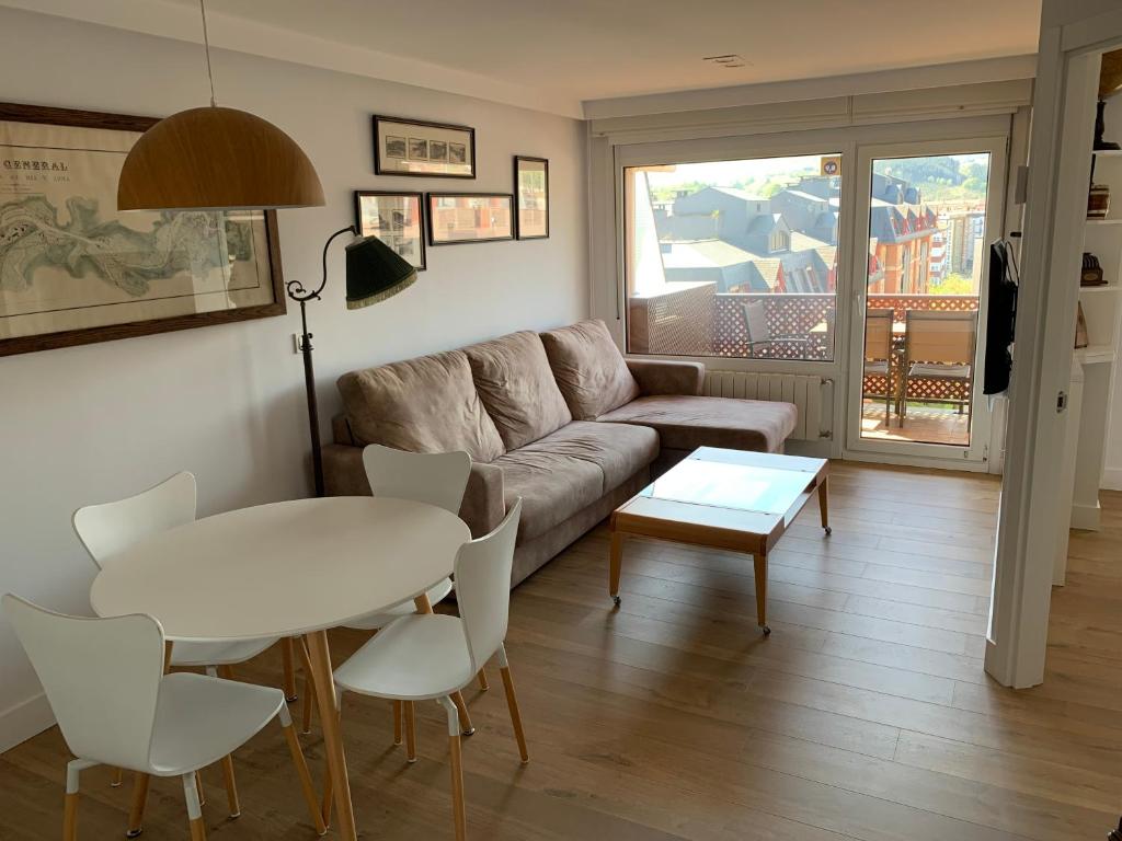 a living room with a couch and a table at Residencial Sanz-Enea a 100m de la playa in Zarautz