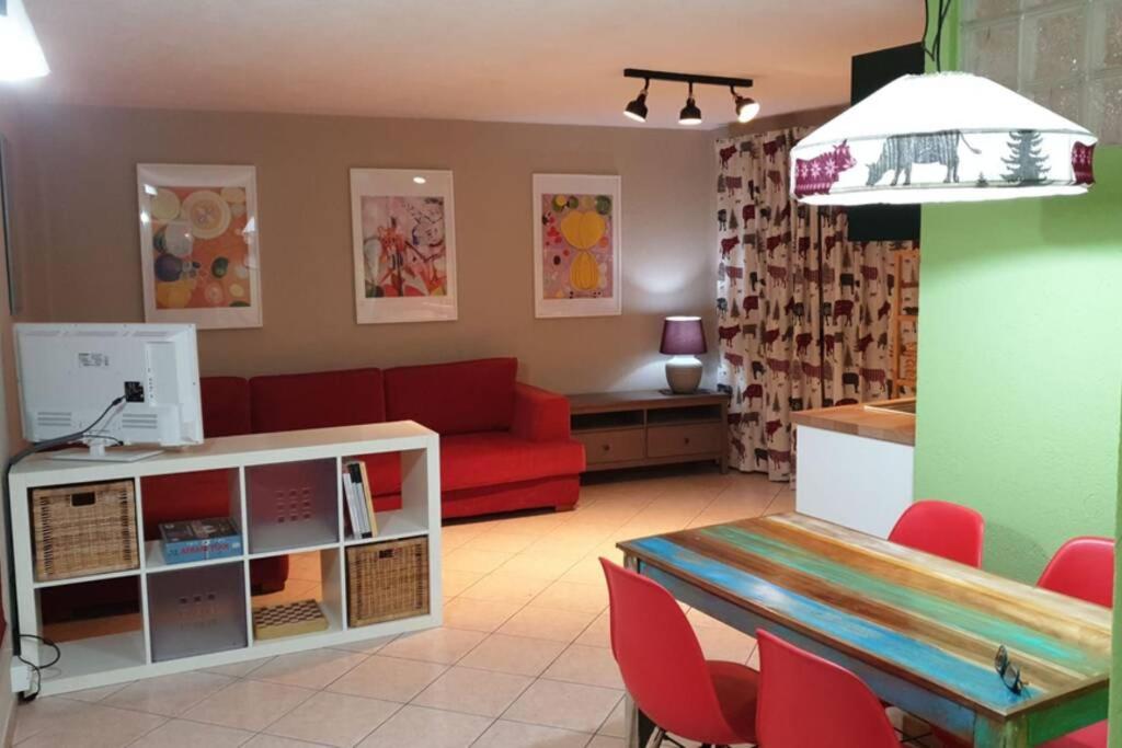 - un salon avec un canapé rouge et une table dans l'établissement Ad un passo dal centro, à Aoste