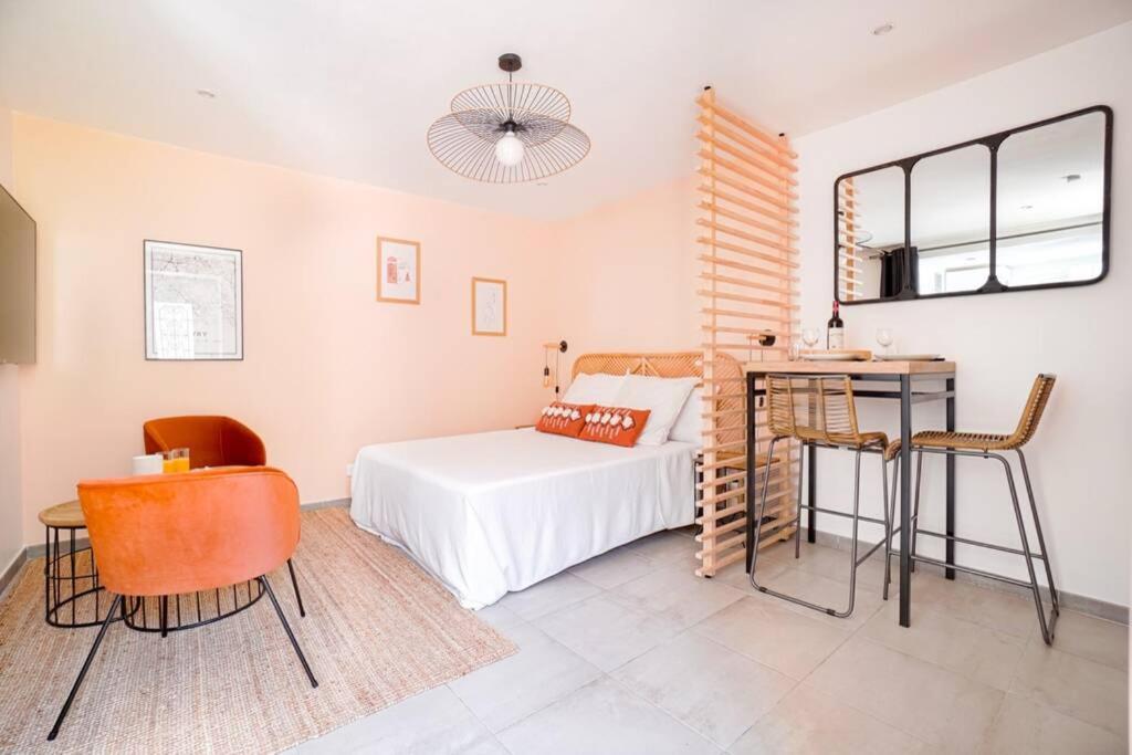 Schlafzimmer mit einem Bett, einem Tisch und Stühlen in der Unterkunft Studio de charme - calme, discret & cosy - 3' RER in Évry-les-Châteaux