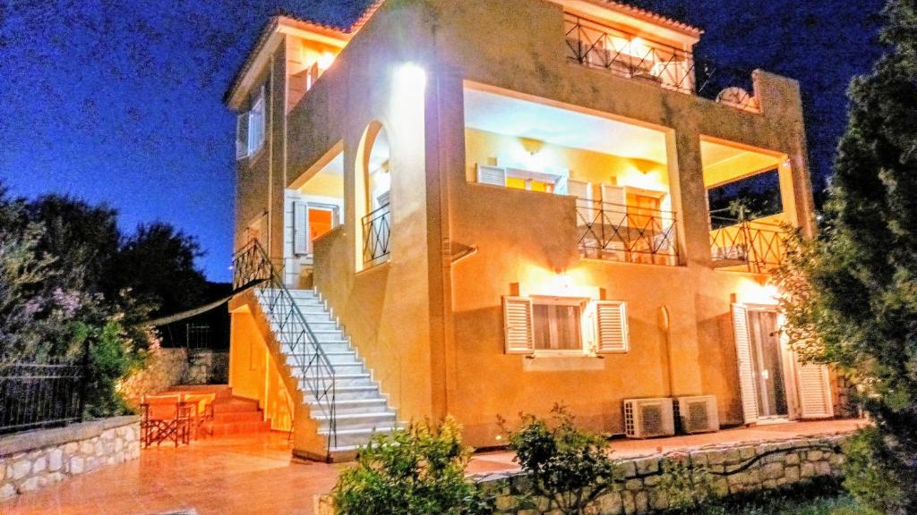 een groot huis met 's nachts een trap ervoor bij Gythio Seaside Villa Dimitrios - Panoramic View in Gythio