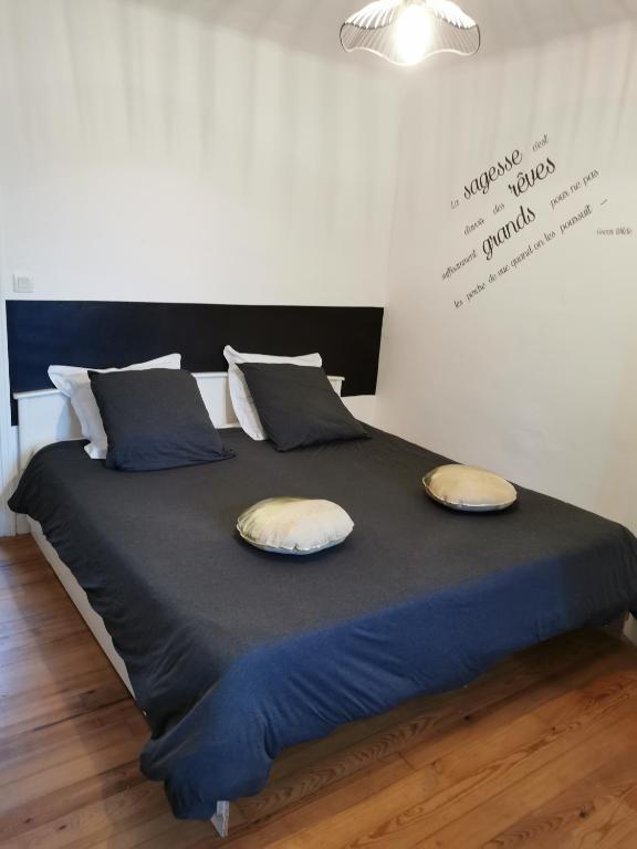 ein großes Bett mit zwei Kissen darüber in der Unterkunft chambres randonneurs in Plestin-les-Grèves