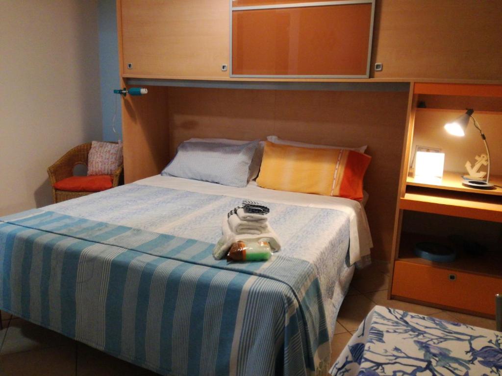 Tempat tidur dalam kamar di Goccia Azzurra