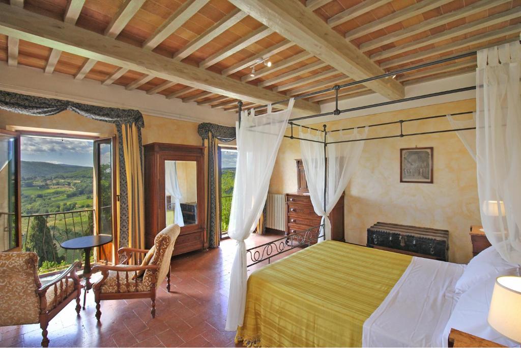 una camera con letto e balcone di Stuart Apartments a Montepulciano