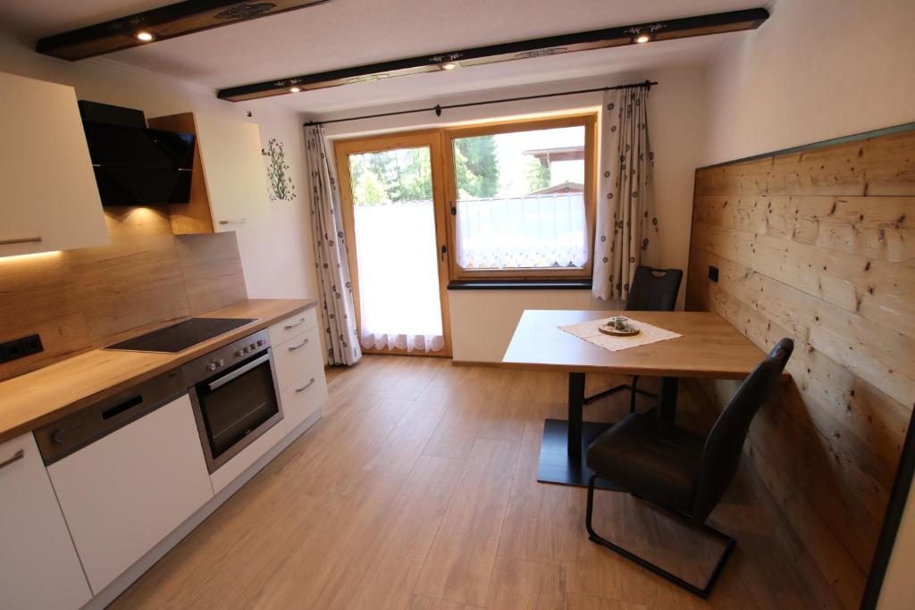 Kuchyň nebo kuchyňský kout v ubytování Haus Enzian Apartments
