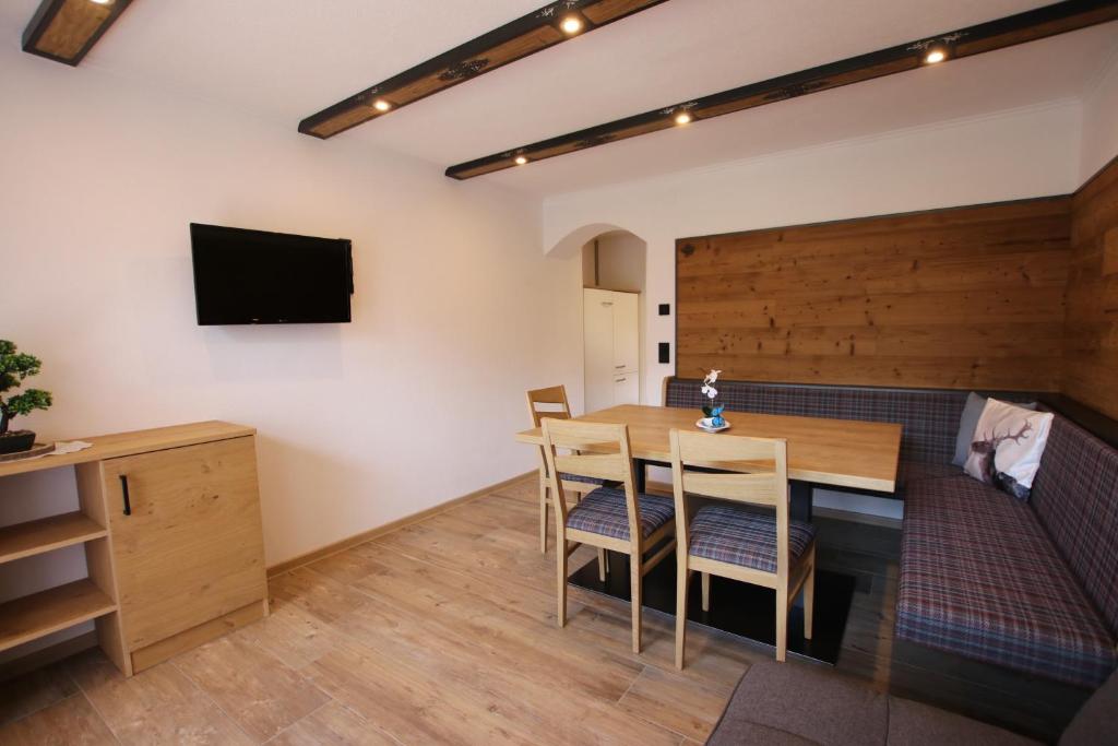 TV a/nebo společenská místnost v ubytování Haus Enzian Apartments