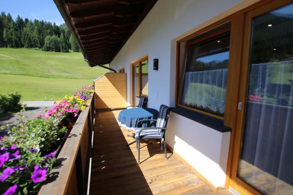 Balkón nebo terasa v ubytování Haus Enzian Apartments