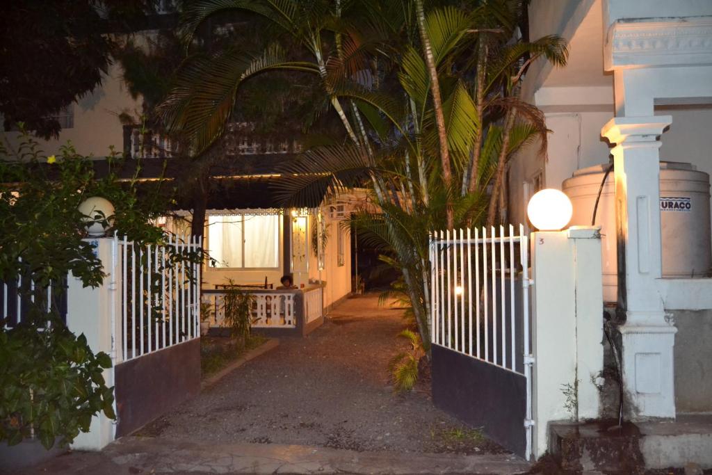 un pasillo de una casa con una valla blanca en Residence Les Bambous, en Mahébourg