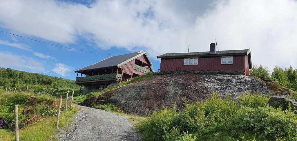 una casa sentada en la cima de una colina en Røisheim en Tyinkrysset