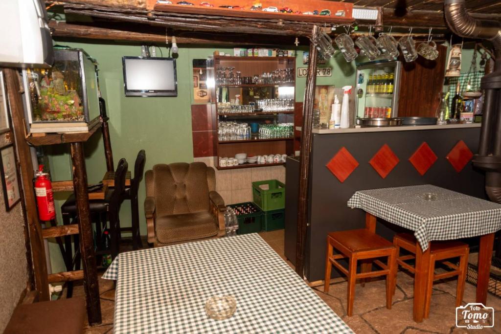 Lounge nebo bar v ubytování Mikin vajat i ribnjak Korenita, Loznica