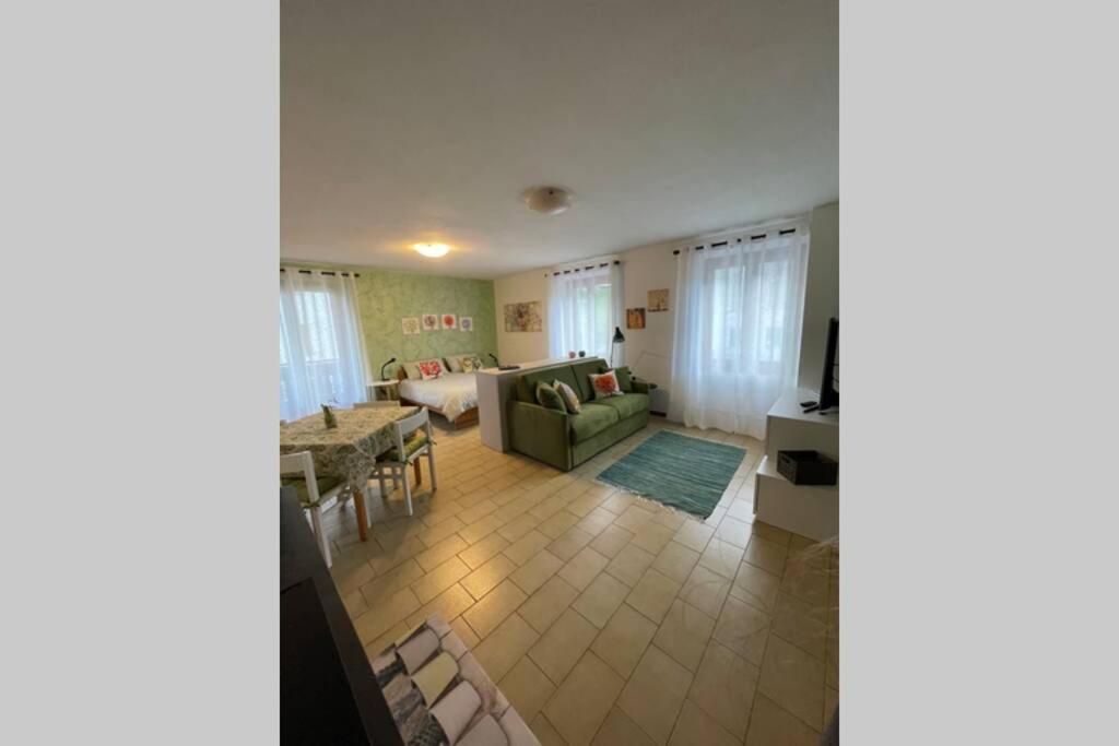 een woonkamer met een bank en een tafel bij Appartamento alle porte di Bormio in Valdisotto