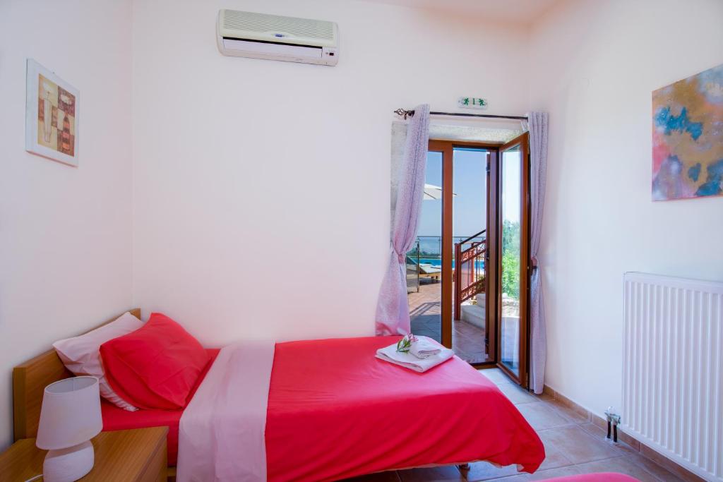 Postel nebo postele na pokoji v ubytování Villa Kourouni