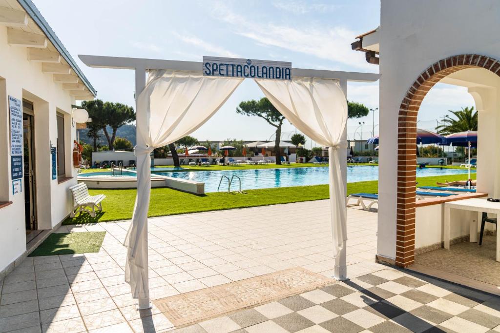 Bazén v ubytování Hotel D'Amato nebo v jeho okolí