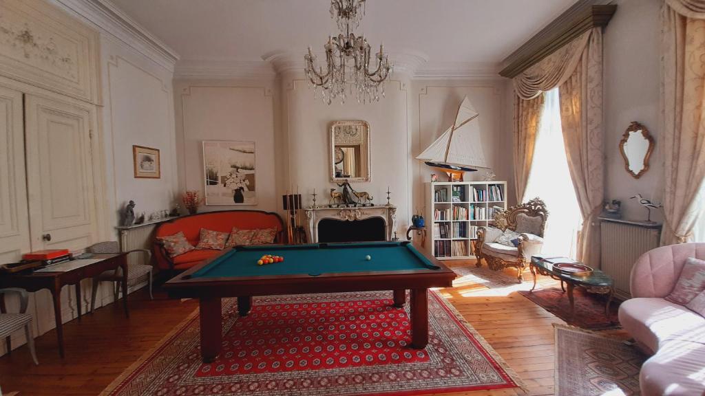 un salon avec une table de billard dans l'établissement La Belle Boulonnaise, à Boulogne-sur-Mer