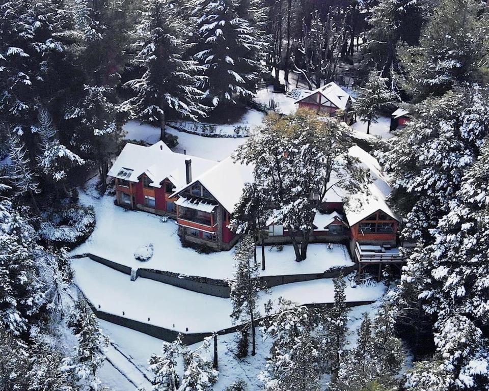 widok z góry na dom pokryty śniegiem w obiekcie Peninsula Petit w mieście Bariloche