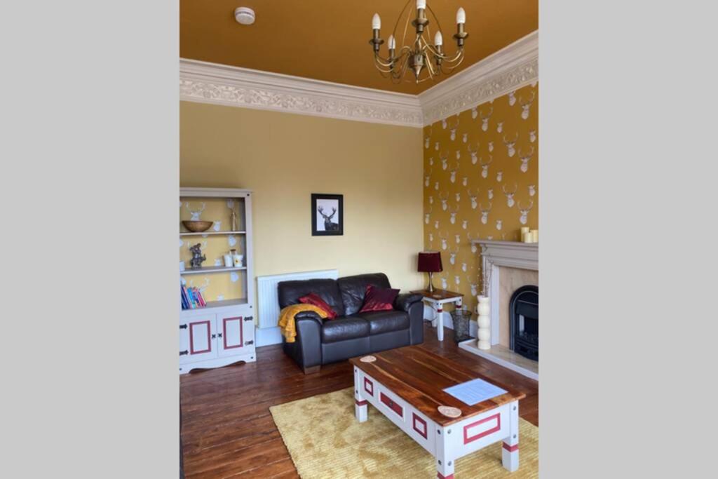 Stunning Victorian Apartment close to parkland & all amenities