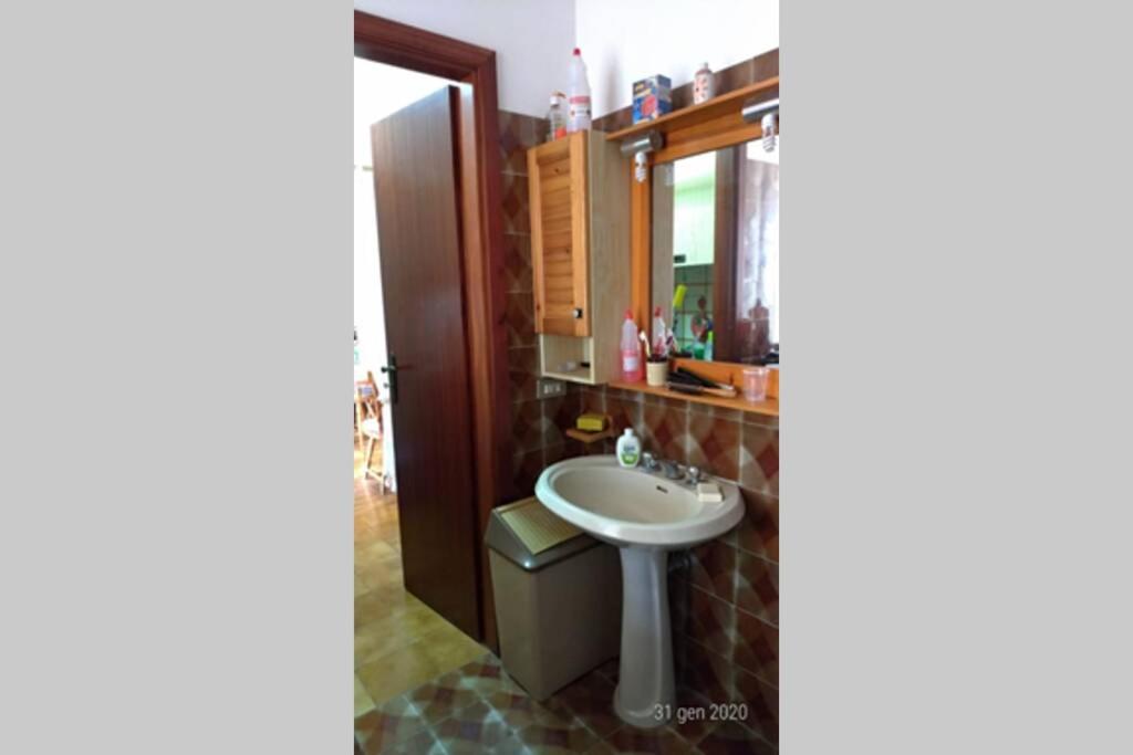 A bathroom at Villetta Romeo Casavacanze