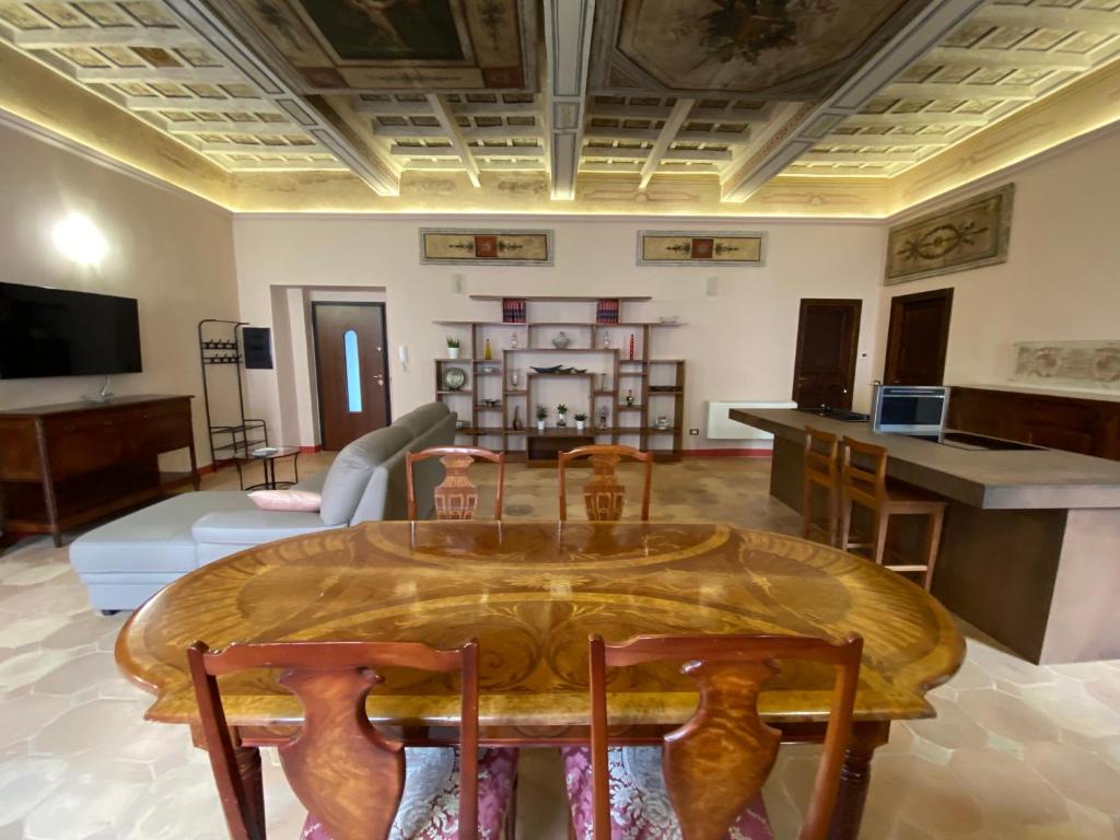 ein Wohnzimmer mit einem Tisch, Stühlen und einem Sofa in der Unterkunft Palazzo Forlani in Capranica