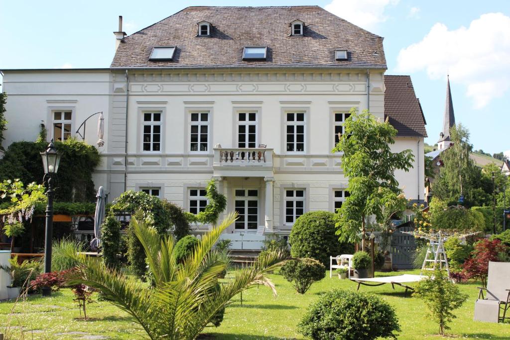 una gran casa blanca con patio en Casa Hauth, en Bernkastel-Kues