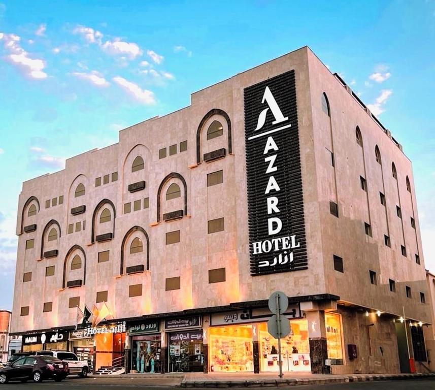 un grande edificio con un cartello sul lato di Azard Hotel a Medina