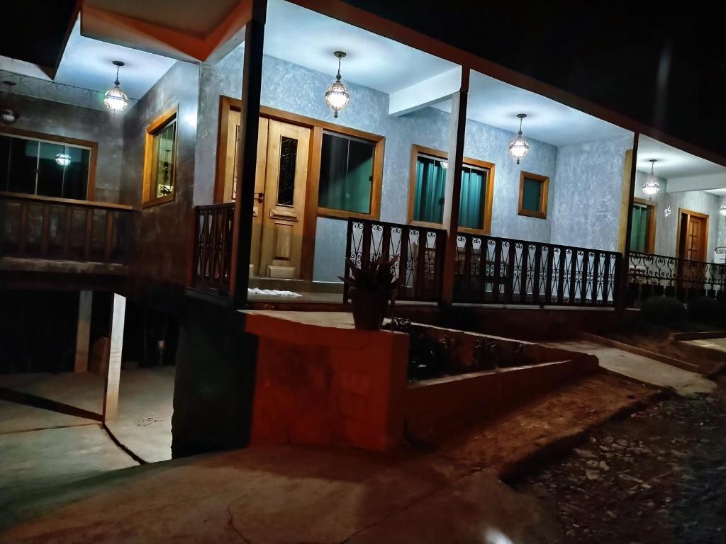 uma casa à noite com luzes acesas em Pousada Mina do capote em Tiradentes