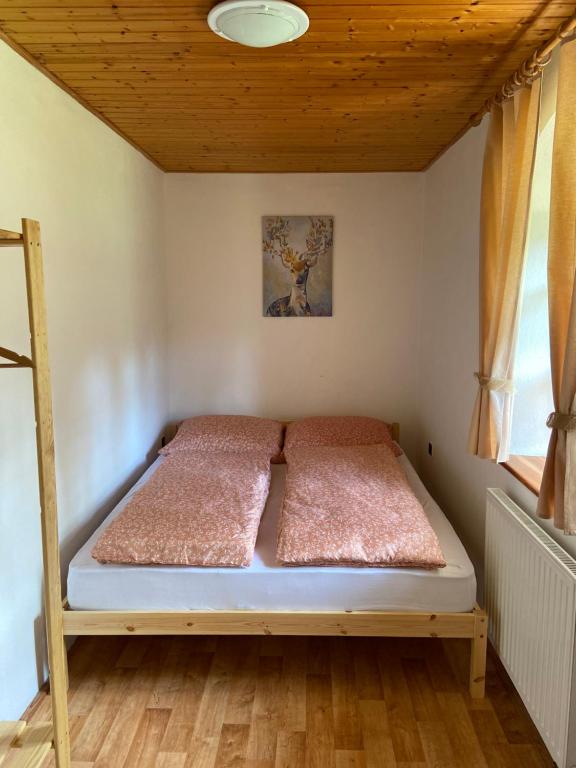 Postel nebo postele na pokoji v ubytování Chalupa Myslivna