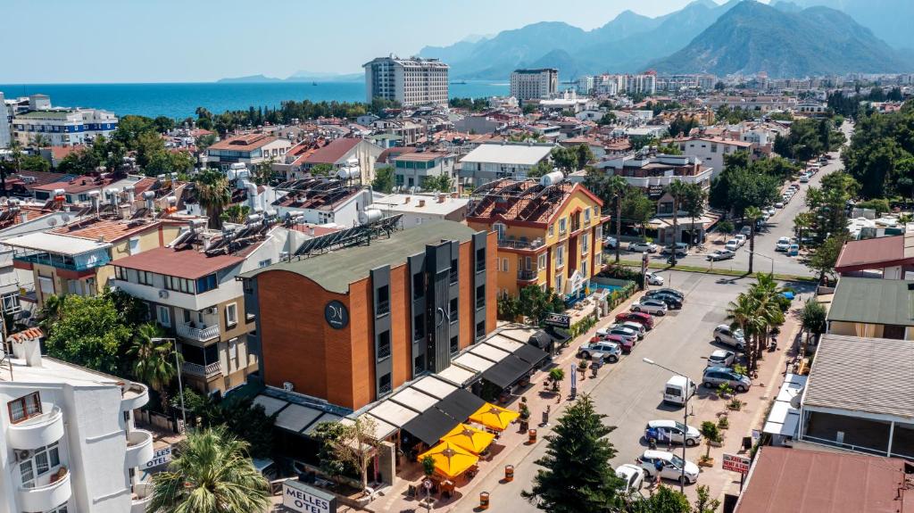 uma vista aérea de uma cidade com uma rua em DER INN HOTEL em Antalya