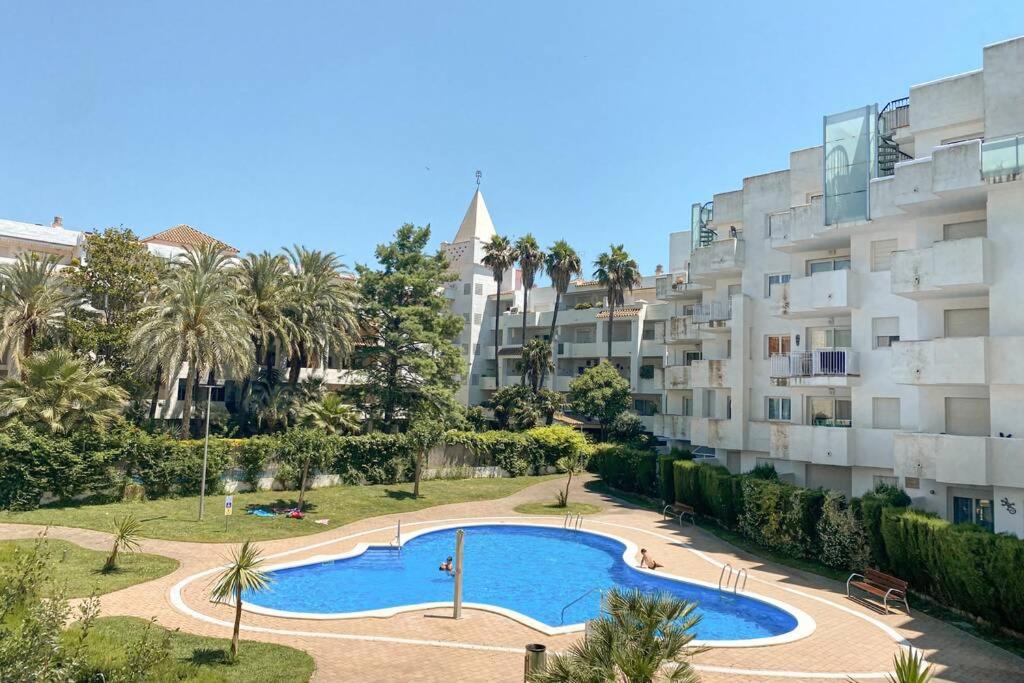Bazén v ubytovaní Blue Marina - Terraza, piscina y Wifi gratis alebo v jeho blízkosti