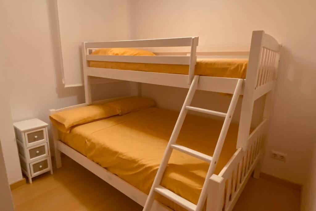 Posteľ alebo postele v izbe v ubytovaní Blue Marina - Terraza, piscina y Wifi gratis