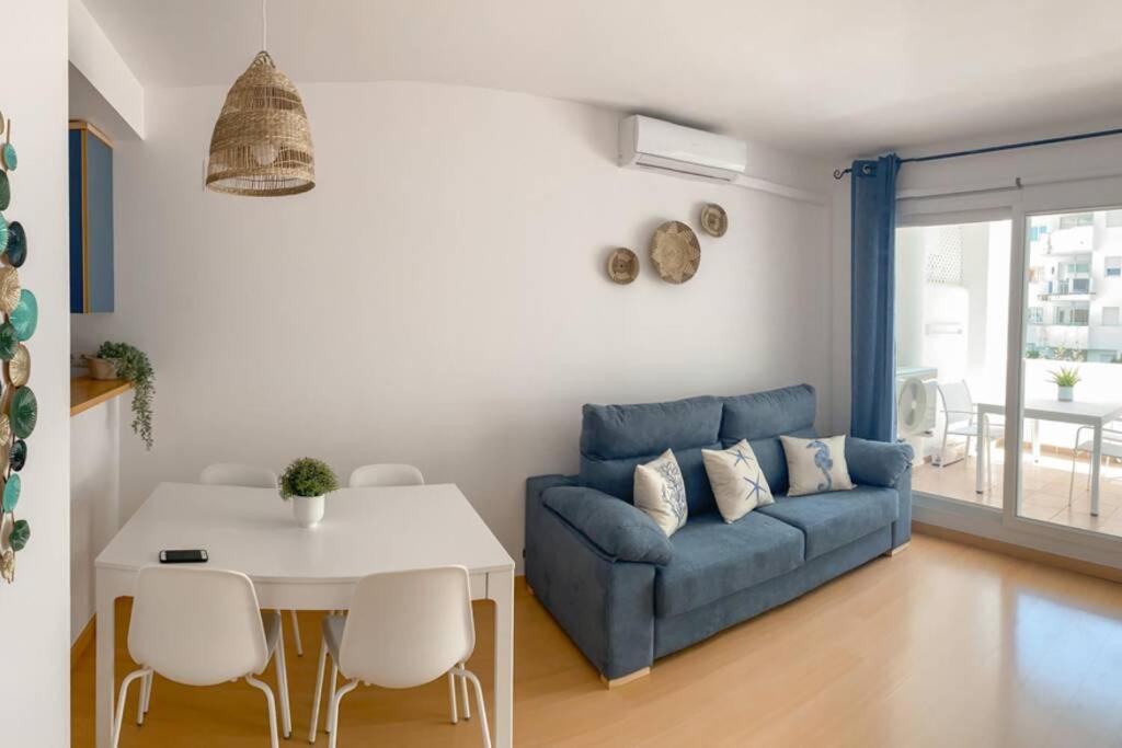 Posedenie v ubytovaní Blue Marina - Terraza, piscina y Wifi gratis
