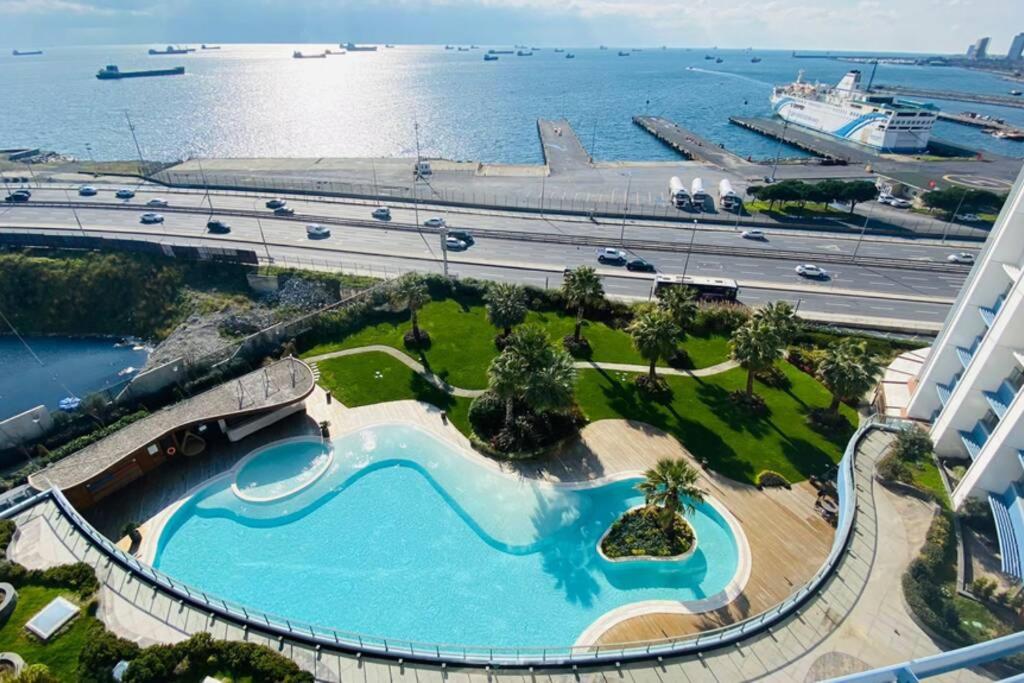 una vista aérea de una piscina con el océano en el fondo en Luxury 2 Room Suite Apartment With Seaview In Center, en Estambul