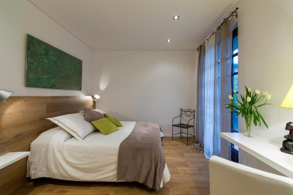 Apartment Acero Rosso في ريكو ديل غولفو دي سبيزيا: غرفة نوم بسرير ونافذة كبيرة