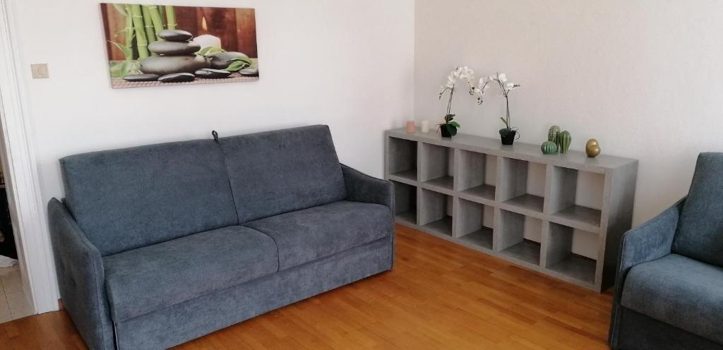 uma sala de estar com um sofá e duas cadeiras em Casa Rudy em Bolzano