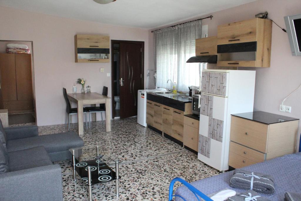 Kuchyňa alebo kuchynka v ubytovaní HOLIDAY KAVALA