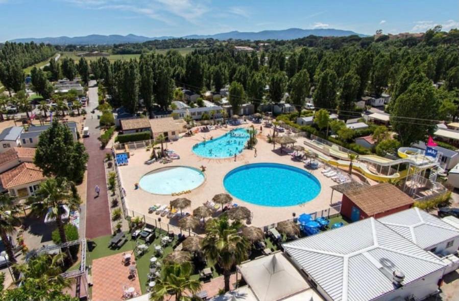 une vue aérienne d'une piscine dans un complexe hôtelier dans l'établissement Camping Le Montourey, à Fréjus