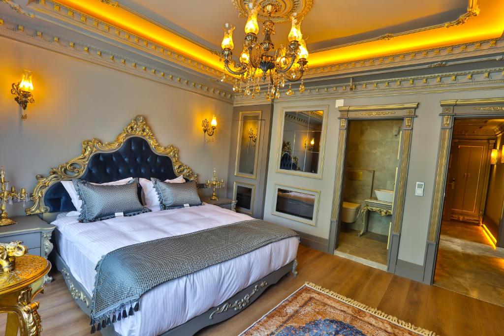 REAL KiNG SUiTE HOTEL - King Suite With Balcony