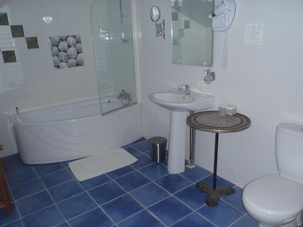 een badkamer met een bad, een wastafel en een toilet bij Chez Baratier in Laviolle