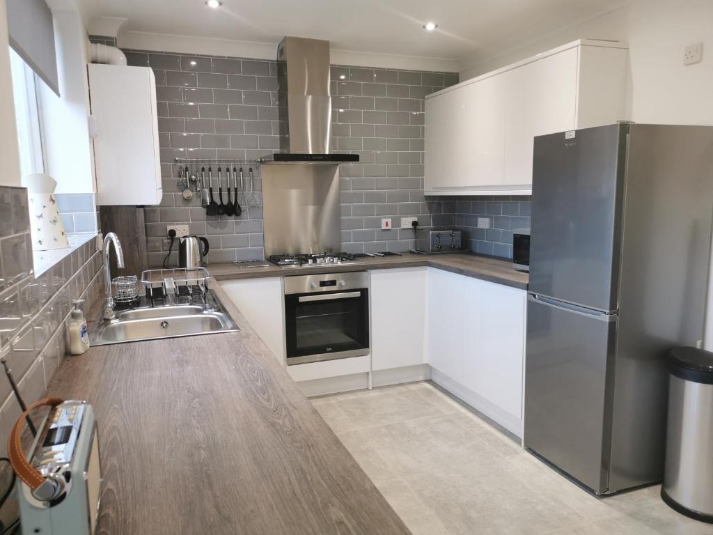 Immaculate 3 bedroom home with SuperFast WiFi, Dragon Cottage, Llansamlet, Swansea - Housity