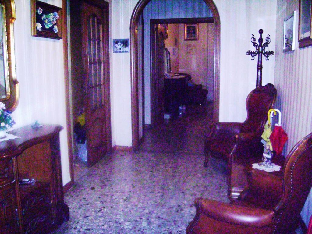 Habitación con pasillo con sillas y mesa. en La Dimora di Anna en Nápoles