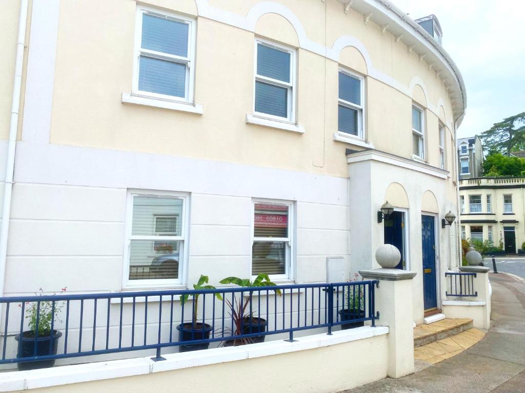 Lisburne Place - Luxury Three Bedroom Town House - Three-Bedroom House