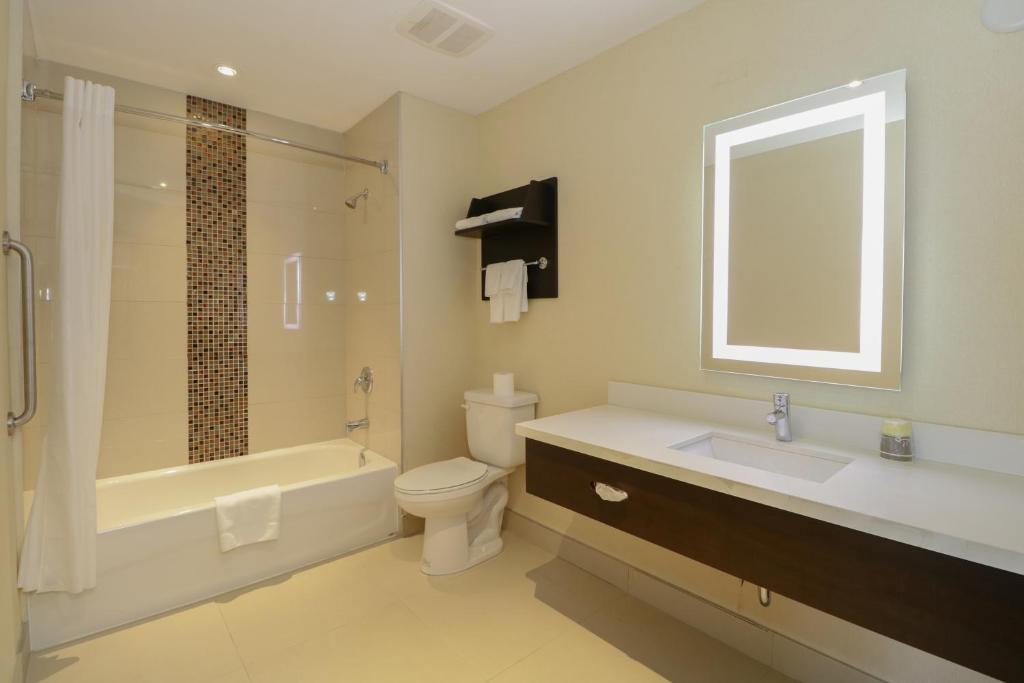 Ramada by Wyndham Jackson's Point - Studio King Suite Non Rooking