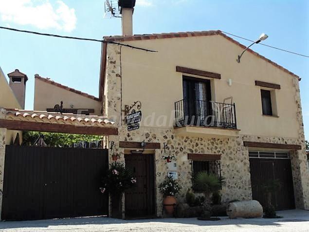 une grande maison avec une clôture noire devant elle dans l'établissement Apartamento Rurales El Mirador de Carboneras, à Carboneras de Guadazaón
