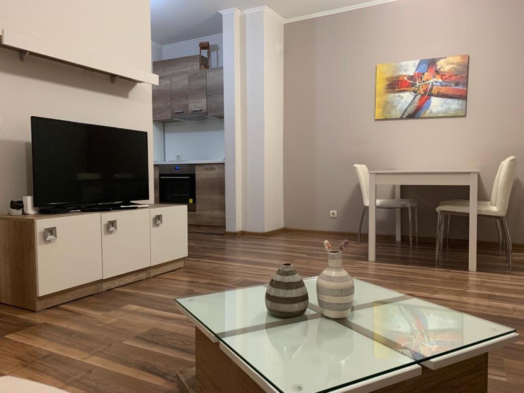 Modern New apartment w/AC and Hill View