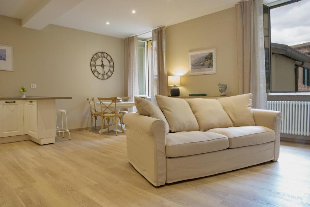 sala de estar con sofá blanco y mesa en Apt Bellagio DolceVita en Bellagio