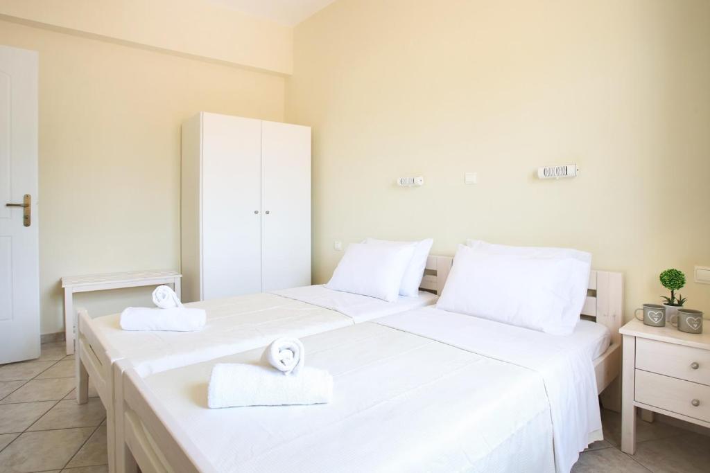 Postel nebo postele na pokoji v ubytování Beachfront Apartments in Gouves