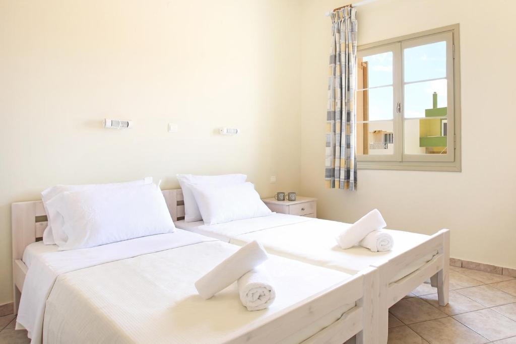 Postel nebo postele na pokoji v ubytování Beachfront Apartments in Gouves