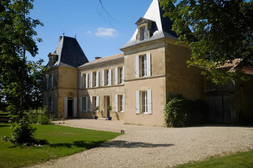 une ancienne maison avec une tourelle en haut dans l'établissement Château Biset, à Saint-Philippe-du-Seignal
