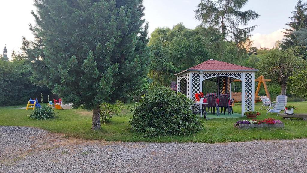 Ogród w obiekcie Apartamenty Stokrotka