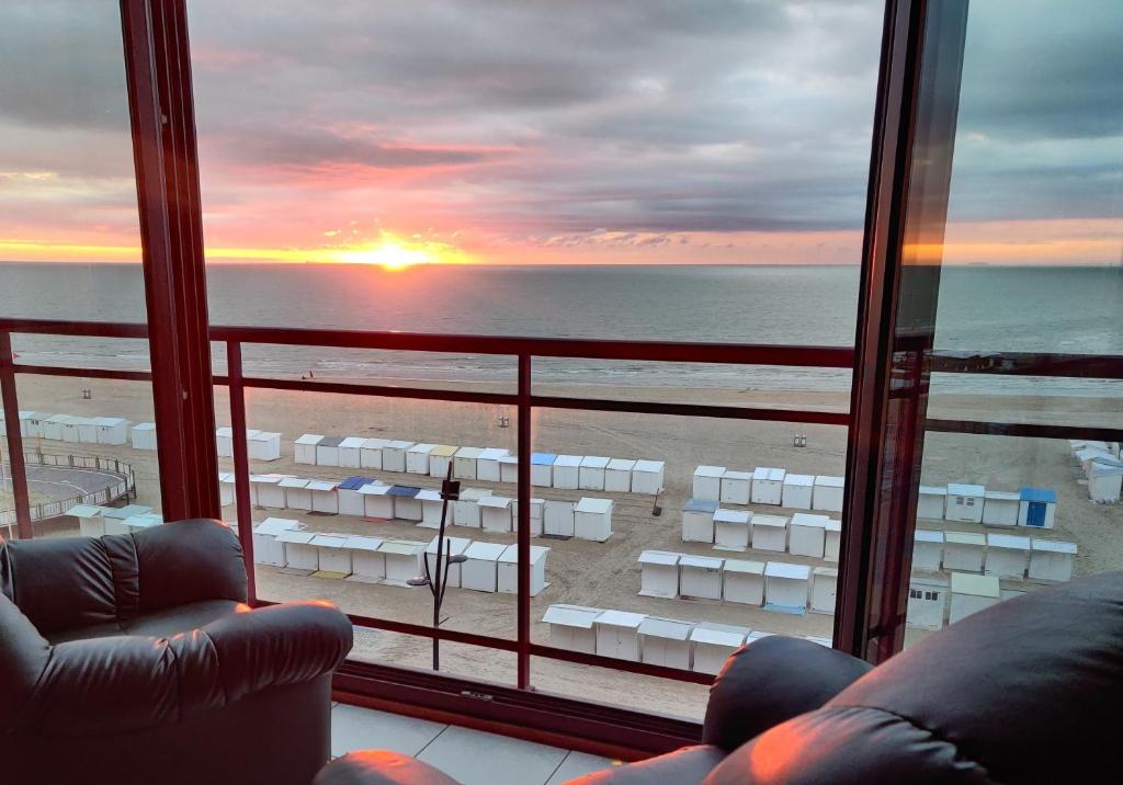 a room with a view of the beach and the ocean at Beachview Pier Blankenberge in Blankenberge