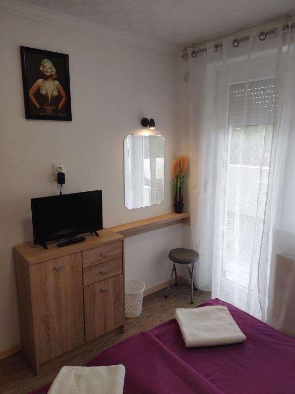 Posteľ alebo postele v izbe v ubytovaní Fiesta Apartman
