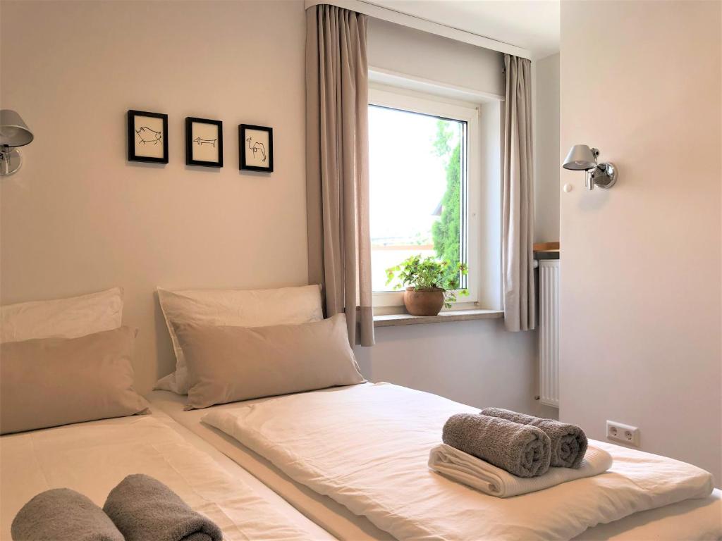 um quarto com uma cama com toalhas em urbanAPARTMENT No.2 Memmingen em Memmingen